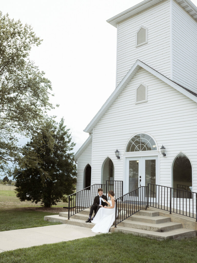 Wedding photography at Southern Charm Estate in Mt. Vernon Missouri by Katey Sutton Photo