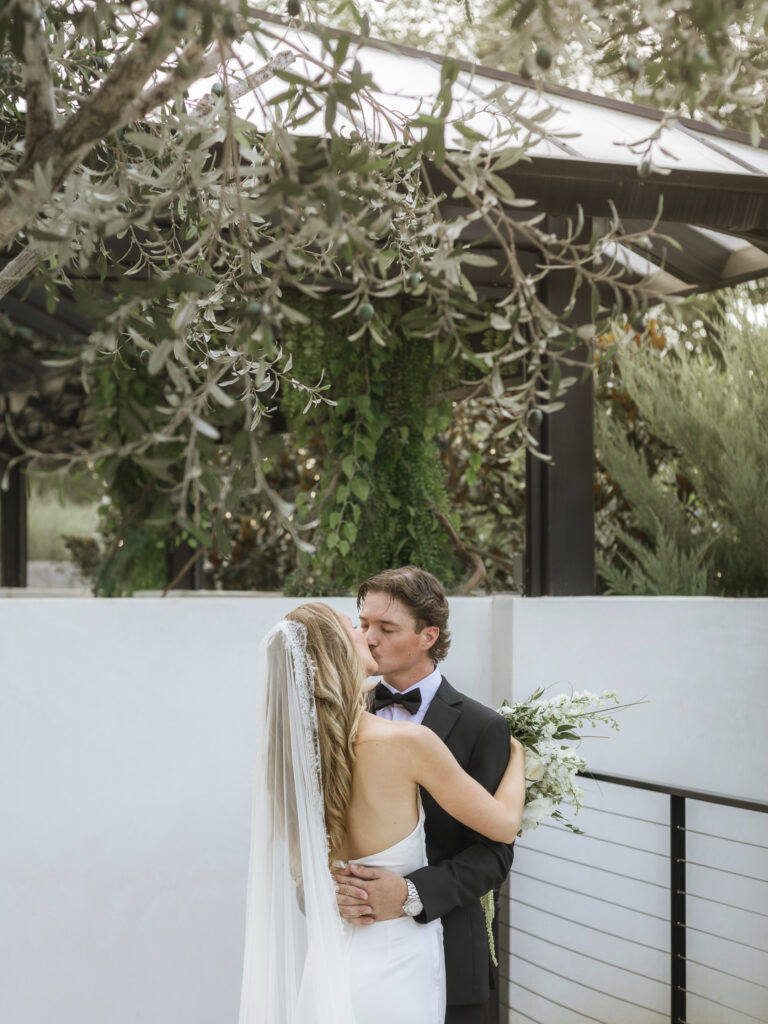 Wedding photography at Greenhouse Two Rivers in Highlandville Missouri by Katey Sutton Photo